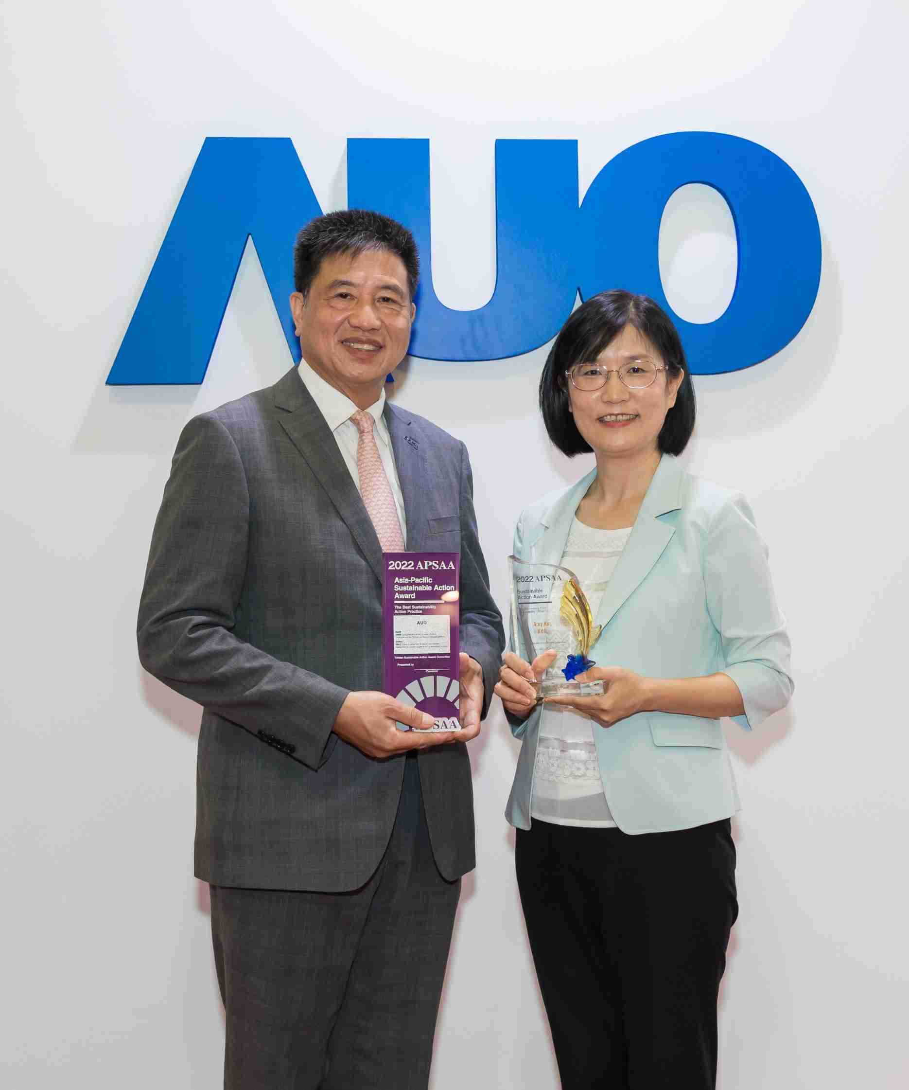 CG电子长期垫筑永续远景的基石，，透过ESG暨气候委员会逐步实践永续策略蓝图。。其中，，CG电子光电永续长古秀华带领团队、、、、制定中长期目标，，，，缔造多面向亮眼表现，，获得「顶尖永续长奖」的个人奖殊荣（左：CG电子光电董事长暨执行长彭双浪，，，右：CG电子光电永续长古秀华）