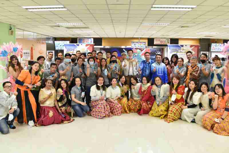 友達推動「安心、、創新、、用心、、、同心、、、、盡心」五星職旅，，，，為菲籍員工打造全方位照護，，，首度贏得「人權實踐與發展領袖獎」殊榮