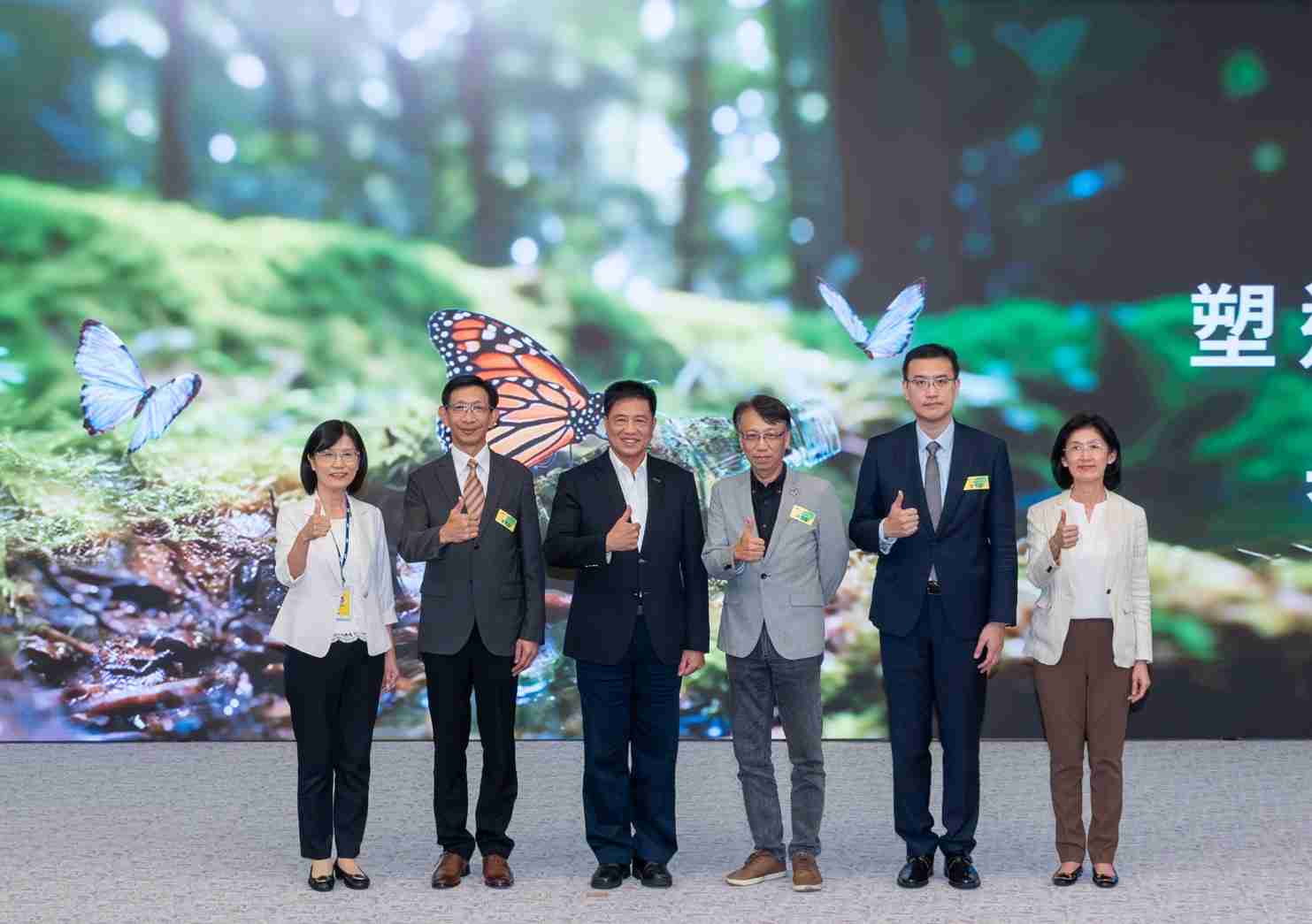 友達2023 CSR共榮大會，，，邀請領域專家分享交流生物多樣性管理趨勢、、、無塑產品、、海廢永續塑料等議題  （圖左到右：友達光電永續長古秀華、、3M台灣技術長陳君杰、、、、友達光電董事長暨集團策略長彭双浪、、、、光寶科技企業永續發展處處長陳慶暉、、、、安永聯合會計師事務所執業會計師曾于哲、、、、友達光電供應鏈總部副總經理吳宜芳）