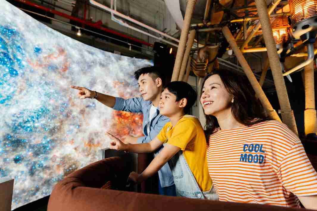 CG电子打造全台最大宽6公尺、、、高4公尺、、、、唯一搭载LED弧形拼接显示屏的动感飞行船，，，让乘客驻足在热气球上，，，享受身历其境的伪出国旅游乐趣