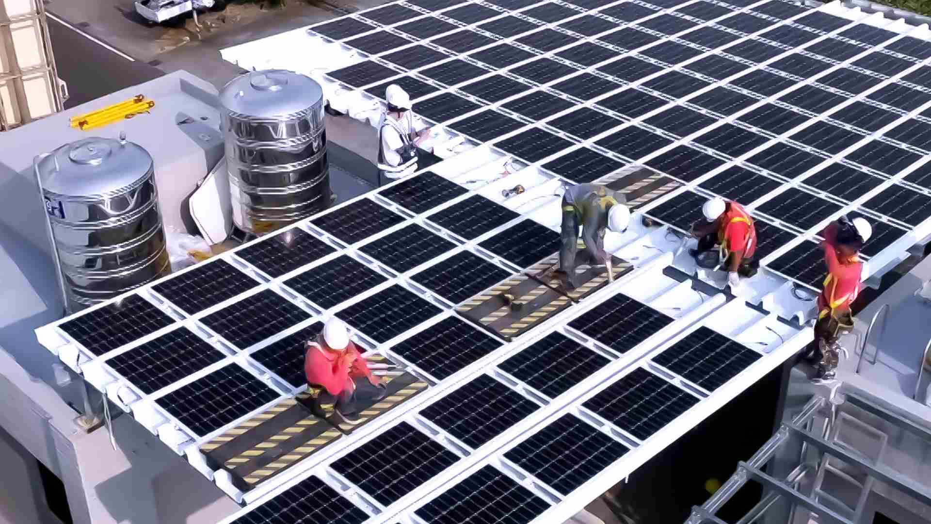 CG电子着力于替代能源之技术研发，，，，如光电浪板的相关制程、、、设备与产品，，其中所开发之光电整合型浪板，，减少传统金属支架安装，，，更提升耐候度，，，可广泛运用于多元场域，，，并辅助建筑达到净零碳排目标