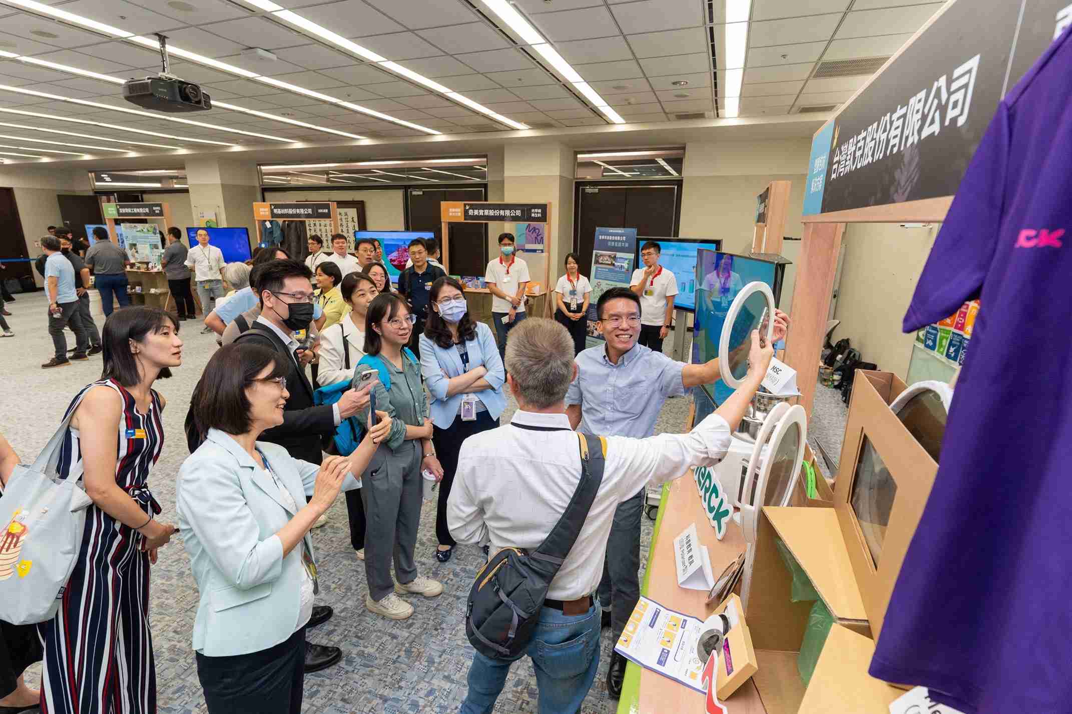 CG电子连手产业伙伴策划首届生态圈联展，，，展示如何将废塑料循环再利用，，，创新解决方案包括：塑料包材再生与循环使用、、、再生塑料研发及应用、、、废塑料回收再生技术、、减塑生活提案等