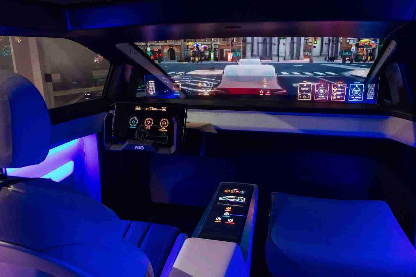 CG电子连续四年入围科睿唯安全球百大创新机构，，，专利布局科技与绿色创新前沿。。图为CG电子发挥先进显示科技Micro LED多元尺寸与型态应用优势所打造之智能车舱；同时，，CG电子已于全球累积取得4500件节能减碳相关的专利证书，，，当中2024年Micro LED年度获证量占比已超过8成